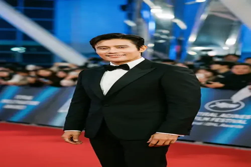 免费看片合作国际男演员红毯照